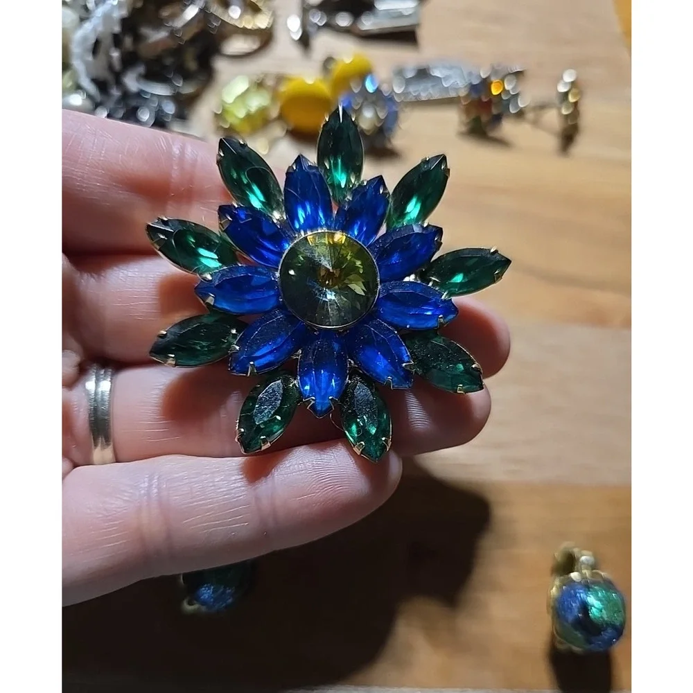 Vtg Green Blue Crystal Rhinestone Elegant Brooch & Clip-On‎ Earrings Set Jewelry